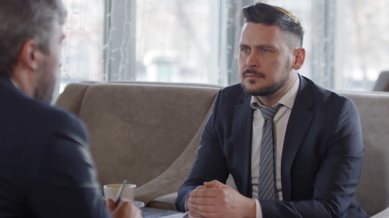 Kandidat razgovara sa poslodavcem tokom intervjua za posao.